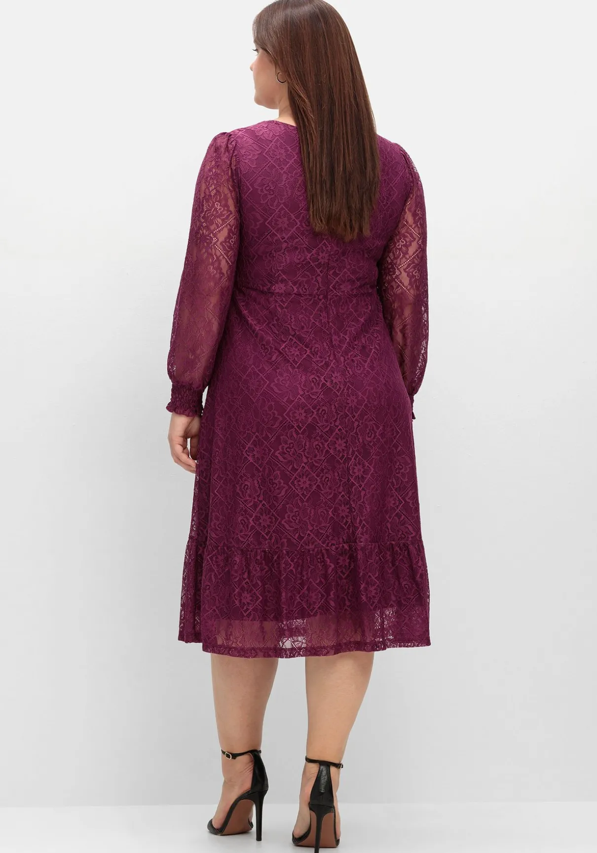 Abendkleid aus elastischer Spitze, mit Unterkleid