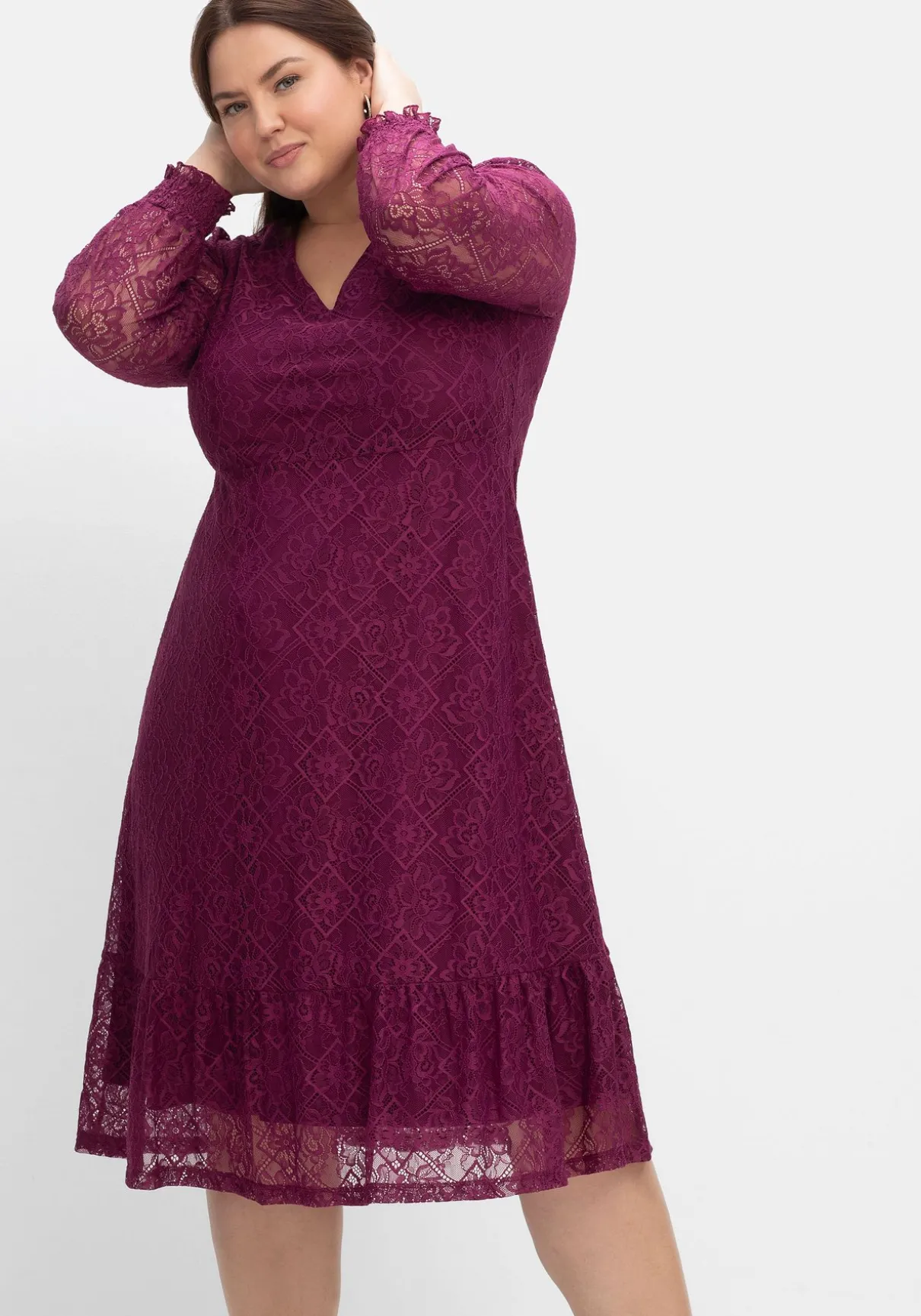 Abendkleid aus elastischer Spitze, mit Unterkleid