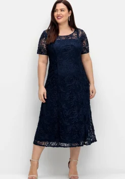 Abendkleid mit dekorativen Zierborten