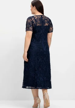 Abendkleid mit dekorativen Zierborten