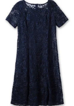 Abendkleid mit dekorativen Zierborten