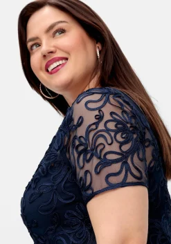 Abendkleid mit dekorativen Zierborten