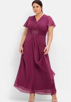 Abendkleid mit Schmuckbrosche, in A-Linie
