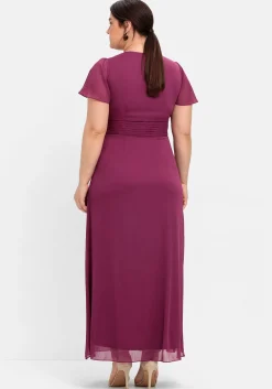 Abendkleid mit Schmuckbrosche, in A-Linie