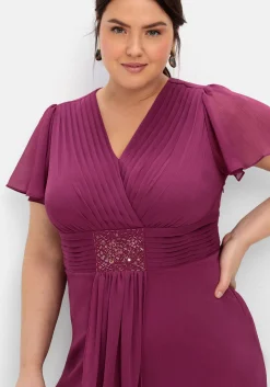 Abendkleid mit Schmuckbrosche, in A-Linie