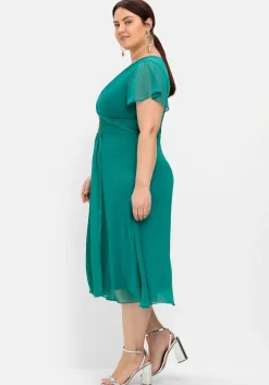 Abendkleid mit Schmuckbrosche