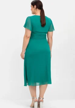 Abendkleid mit Schmuckbrosche