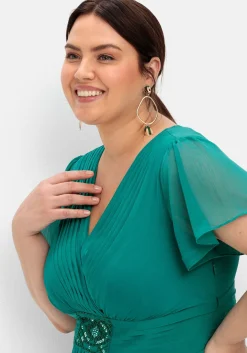 Abendkleid mit Schmuckbrosche