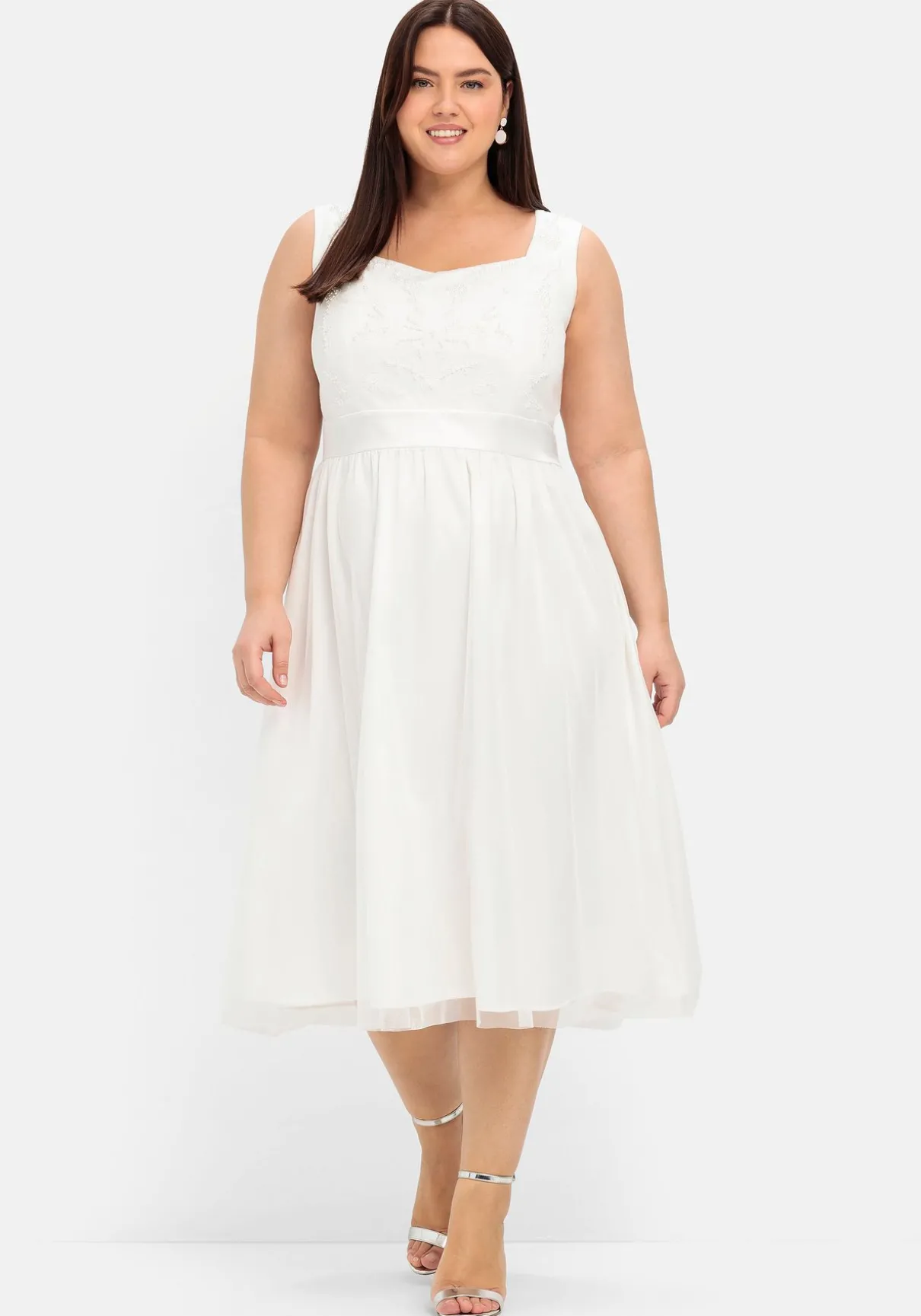 Abendkleid mit Stickerei und Perlen