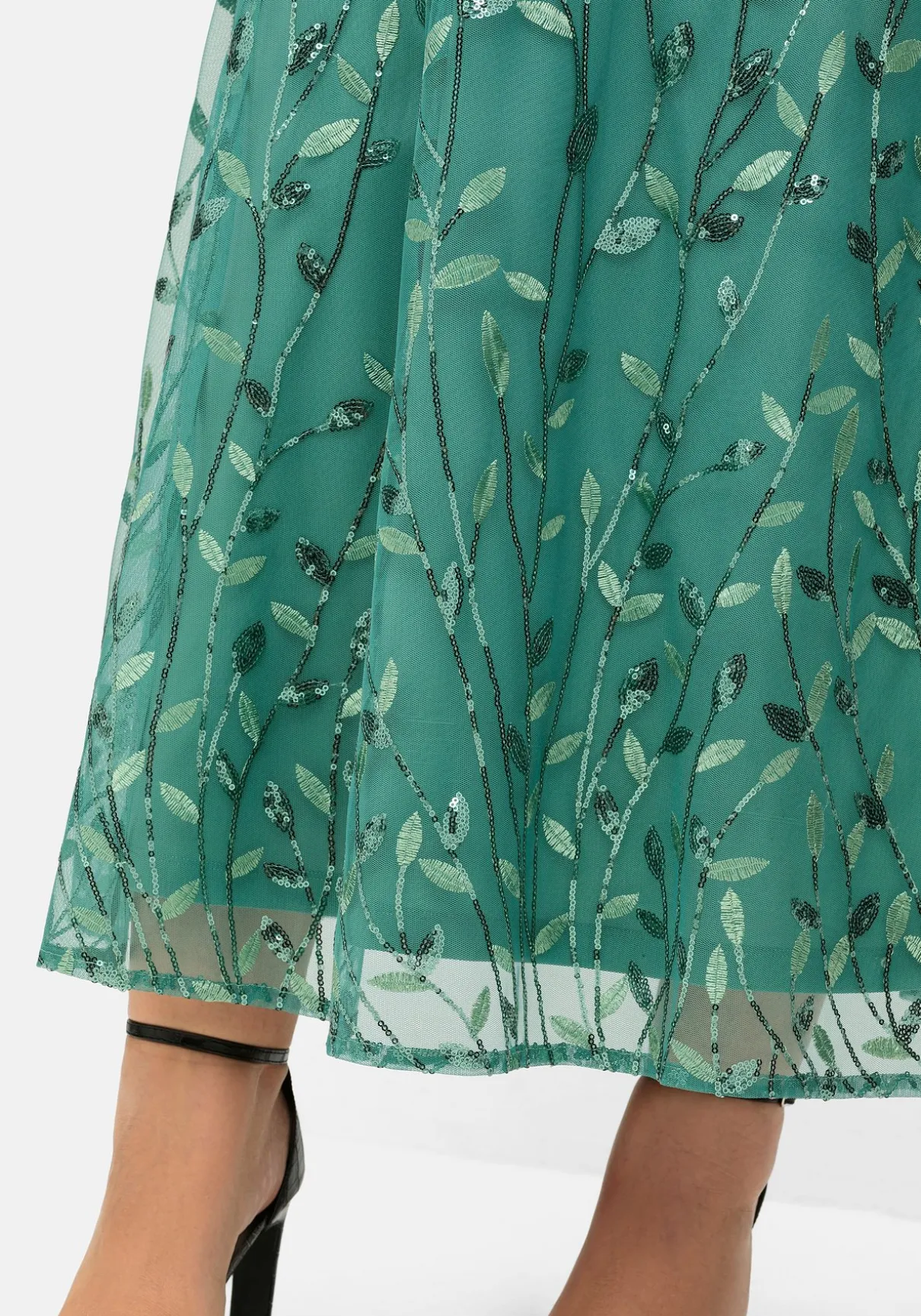 Abendkleid mit Stickereien und Pailletten am Rock