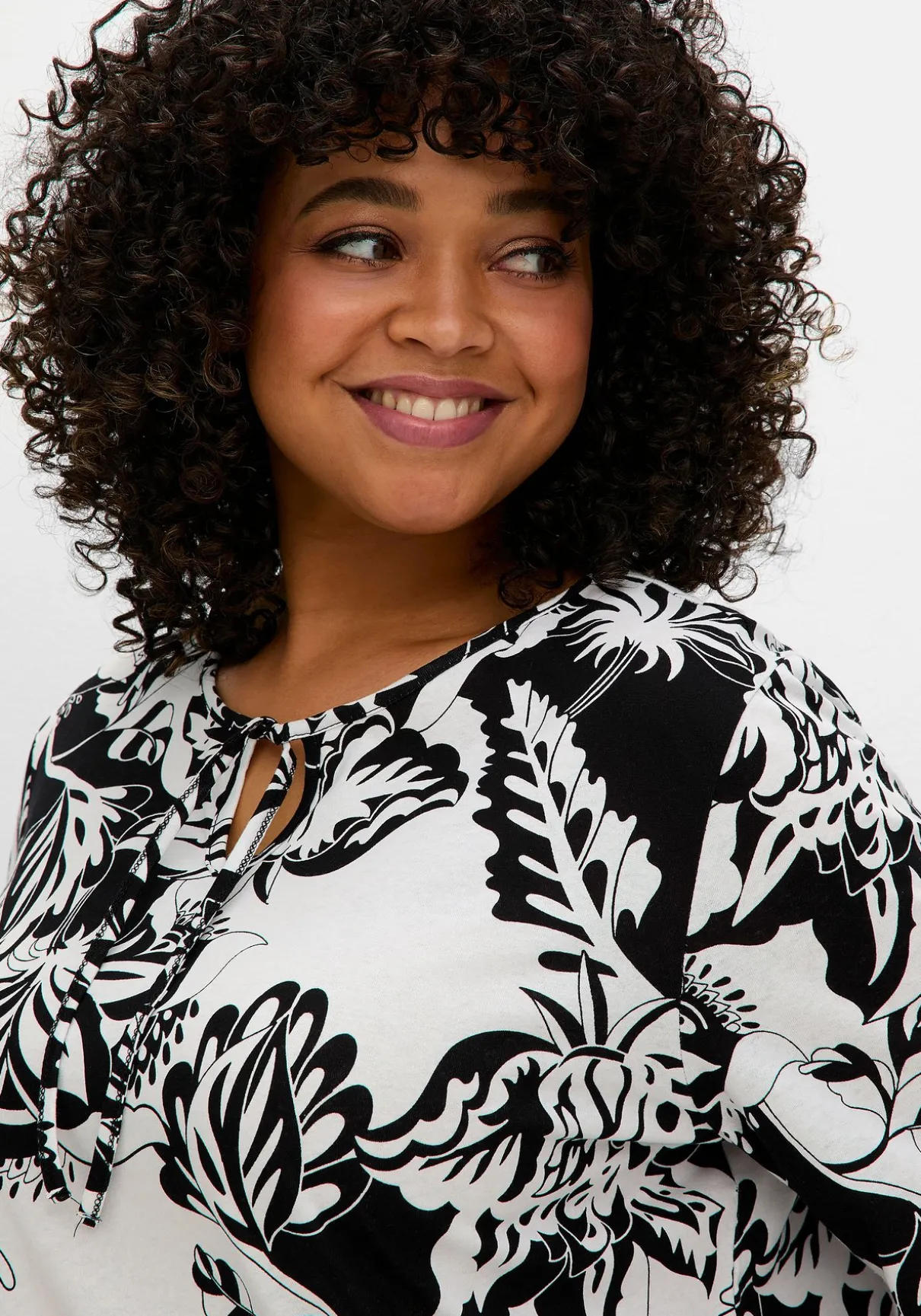 3/4-Arm-Shirt mit kontrastfarbenem Blütenprint