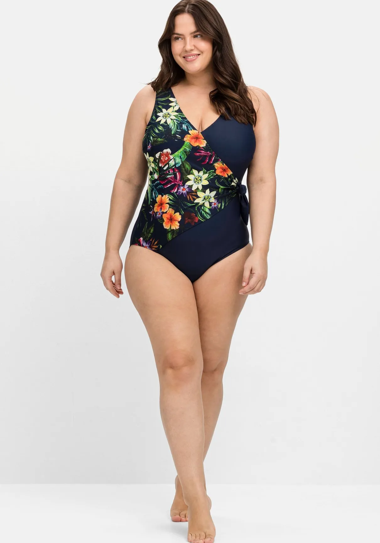 Badeanzug in Wickeloptik, mit Shaping-Effekt