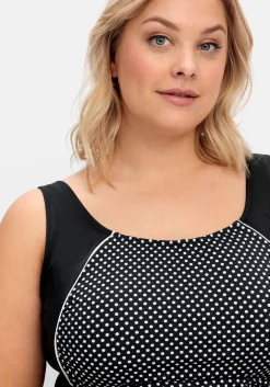 Badeanzug mit hohem Rückenausschnitt.