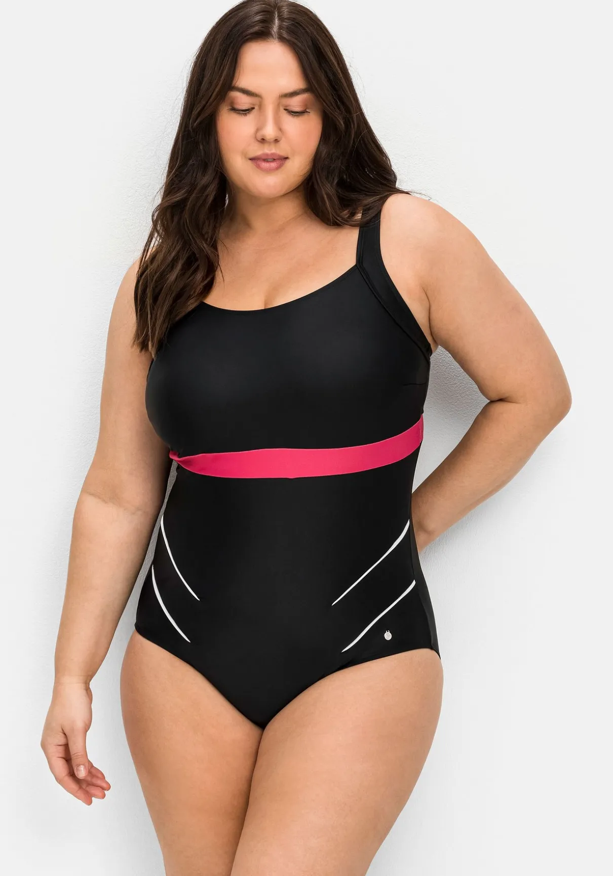 Badeanzug mit Kontrastdetails und Shaping-Effekt