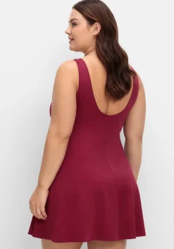 Badekleid mit V-Ausschnitt und integrierter Hose.