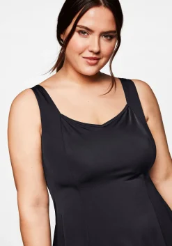 Badekleid mit V-Ausschnitt und integrierter Hose.