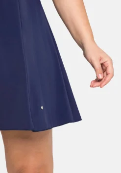 Badekleid mit V-Ausschnitt und integrierter Hose.