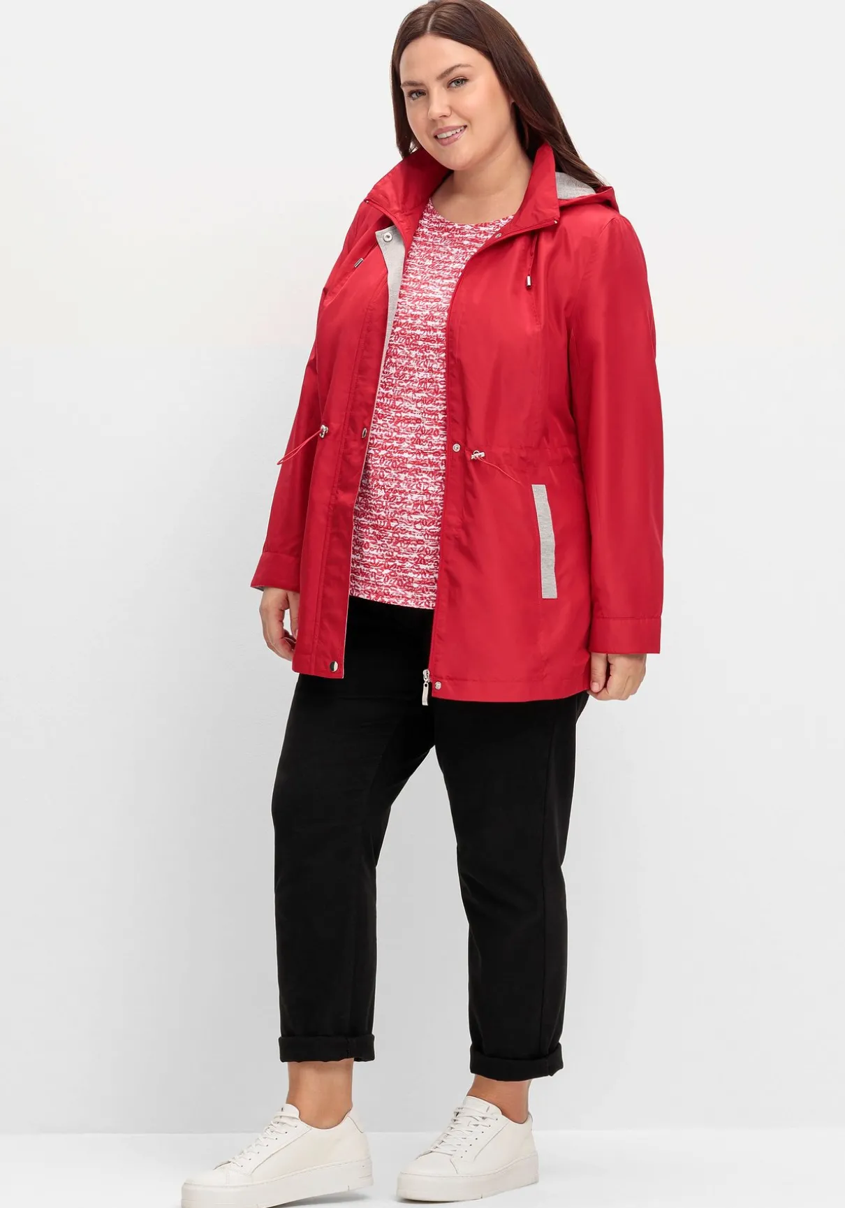 Übergangsjacke mit Kapuze und Kontrastdetails