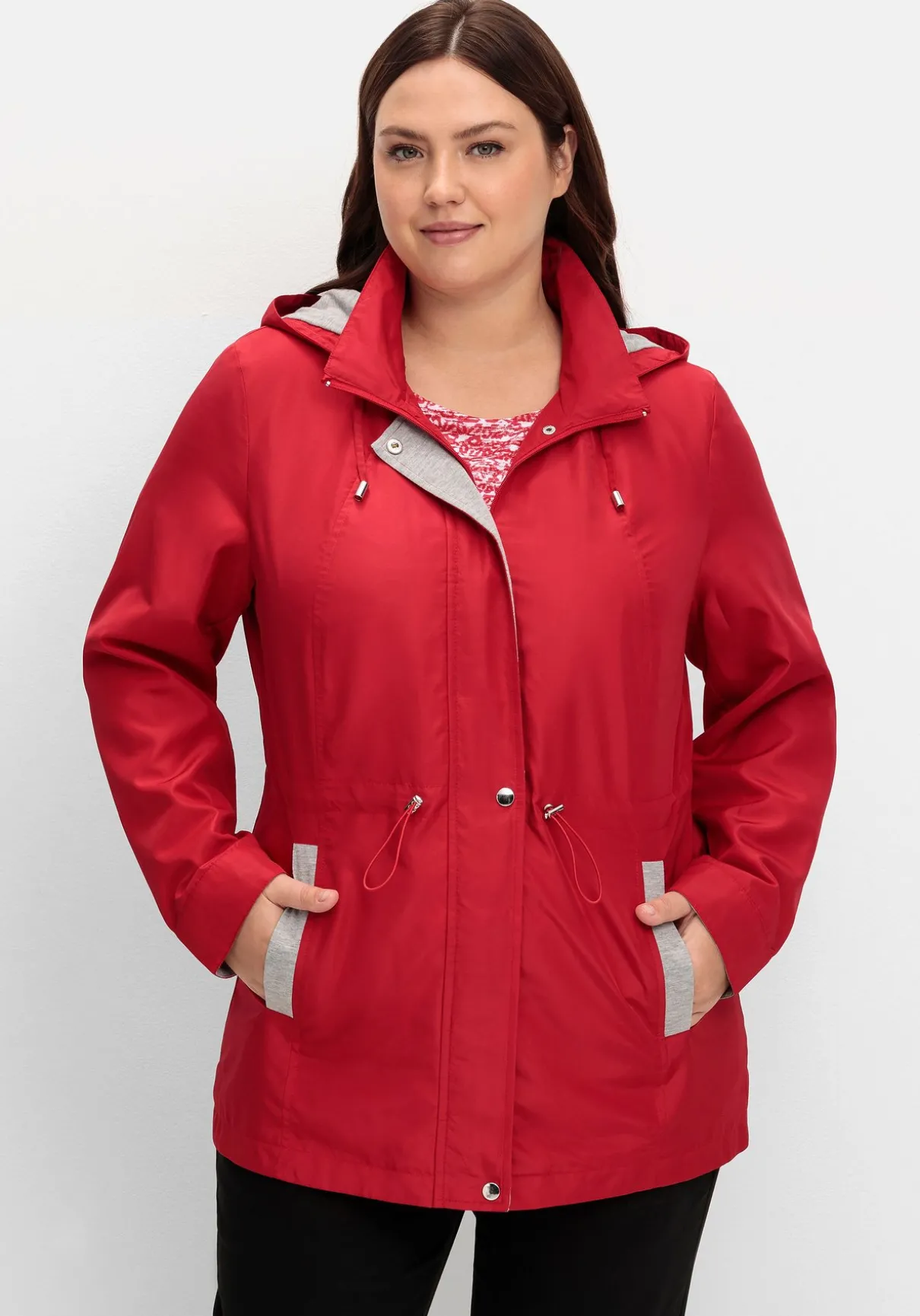 Übergangsjacke mit Kapuze und Kontrastdetails