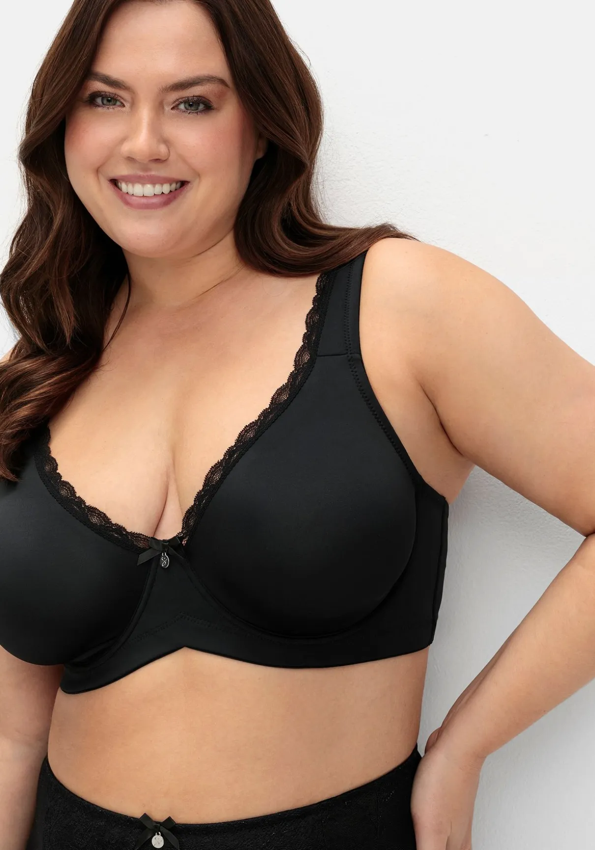 Bügel-BH mit Spitzenbesatz und Seitenschützen