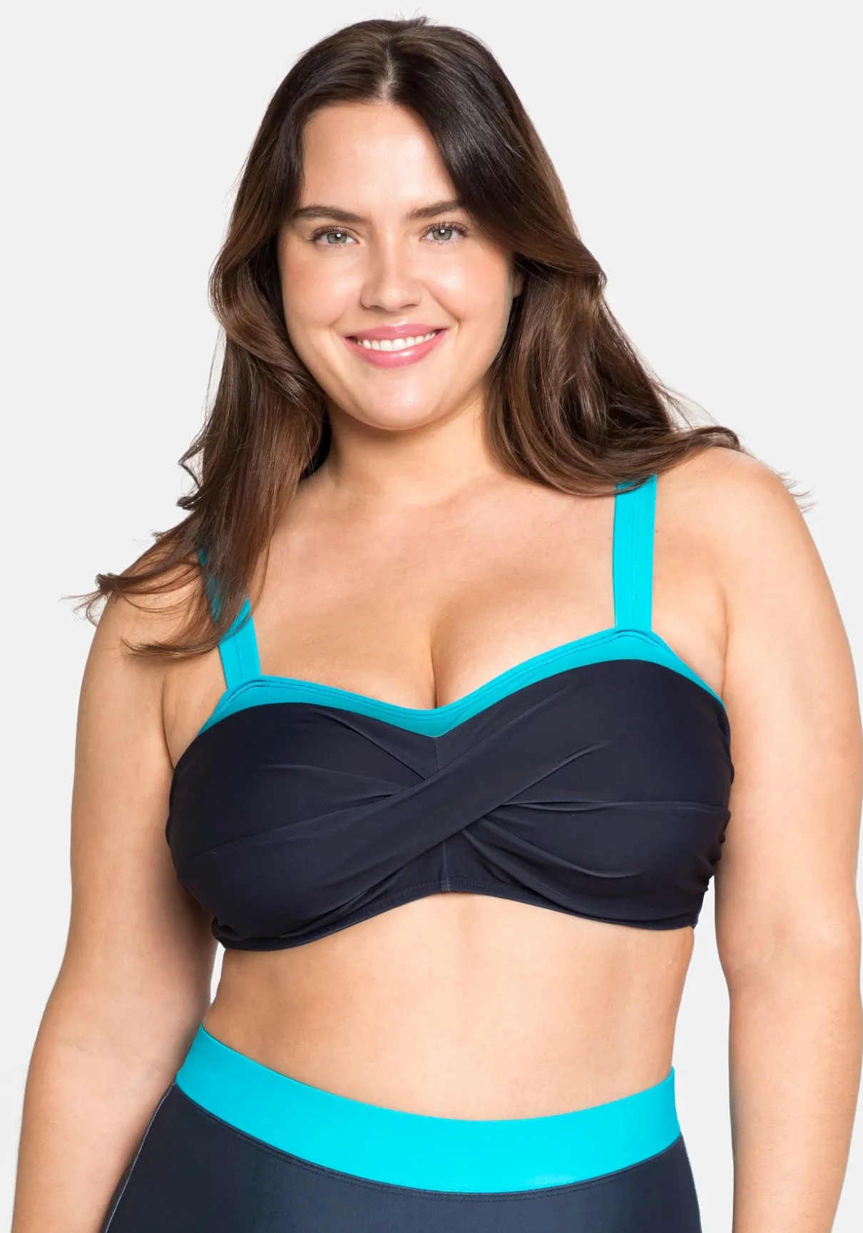 Bikinioberteil in Wickeloptik, mit wattierten Cups