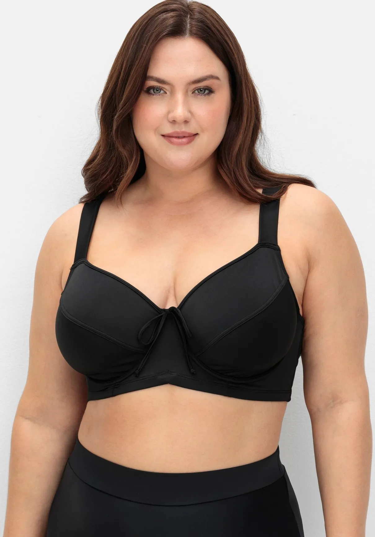 Bikini-Oberteil mit Bügeln und Schleife am Ausschnitt