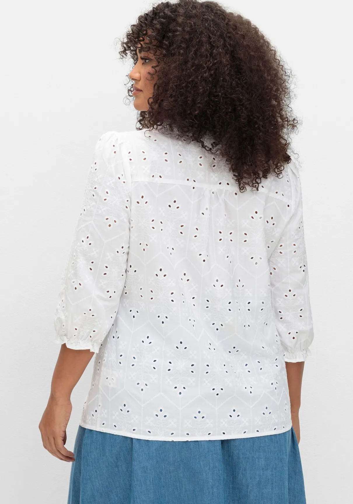 Bluse aus Lochspitze, mit Rüschen-Details