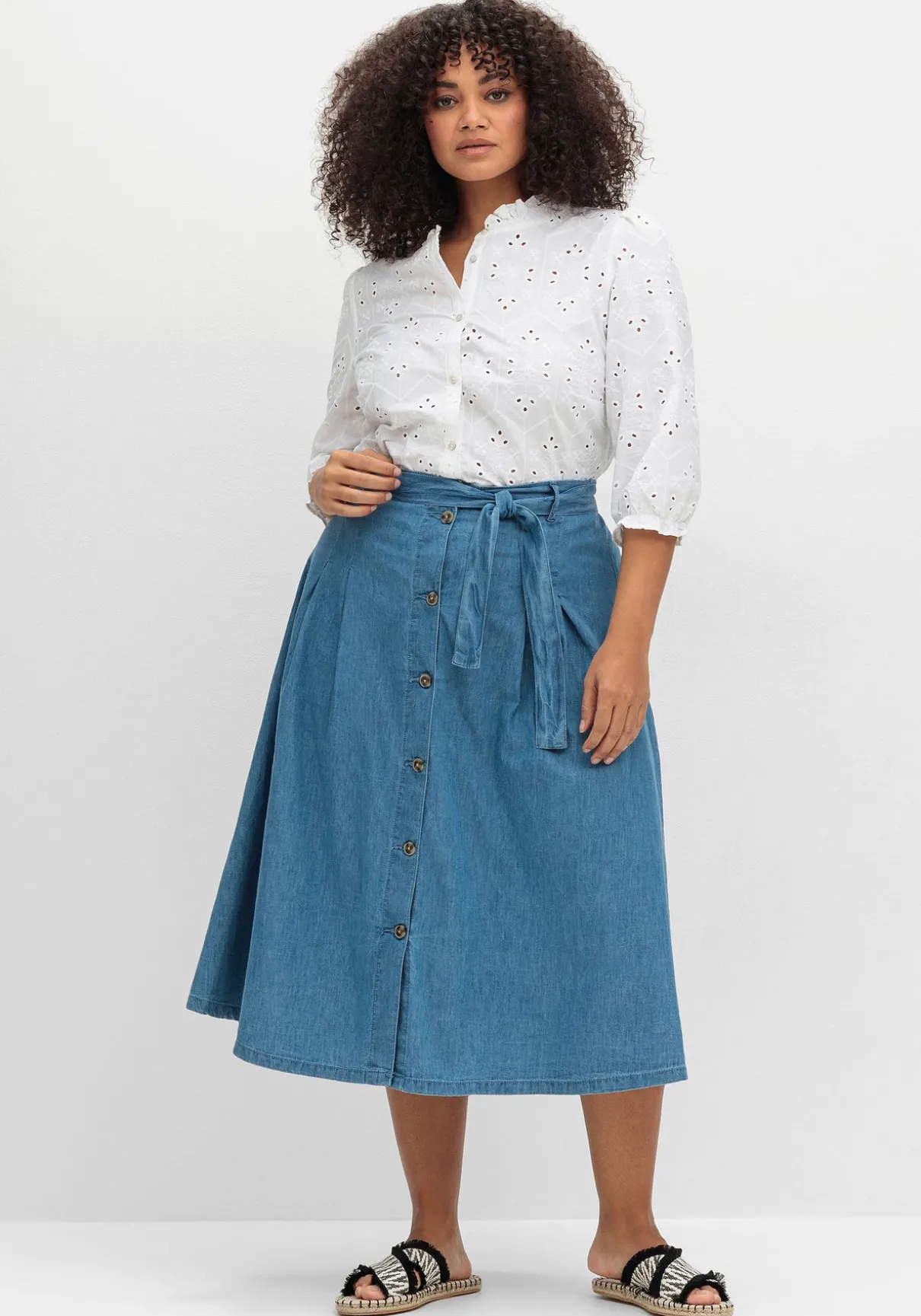 Bluse aus Lochspitze, mit Rüschen-Details