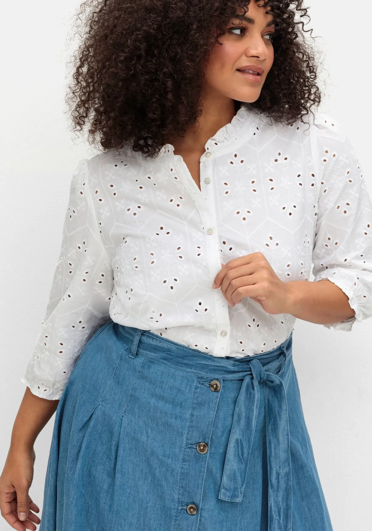 Bluse aus Lochspitze, mit Rüschen-Details