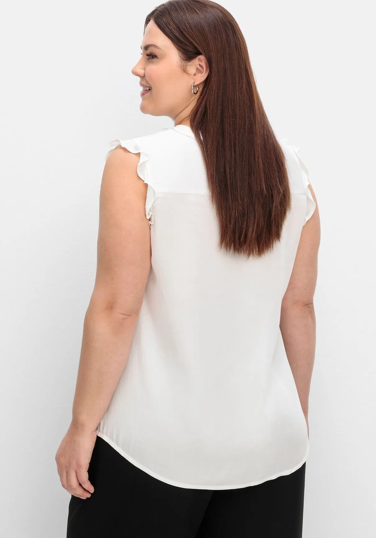 Bluse in ärmelloser Form mit Volants, aus Viskose