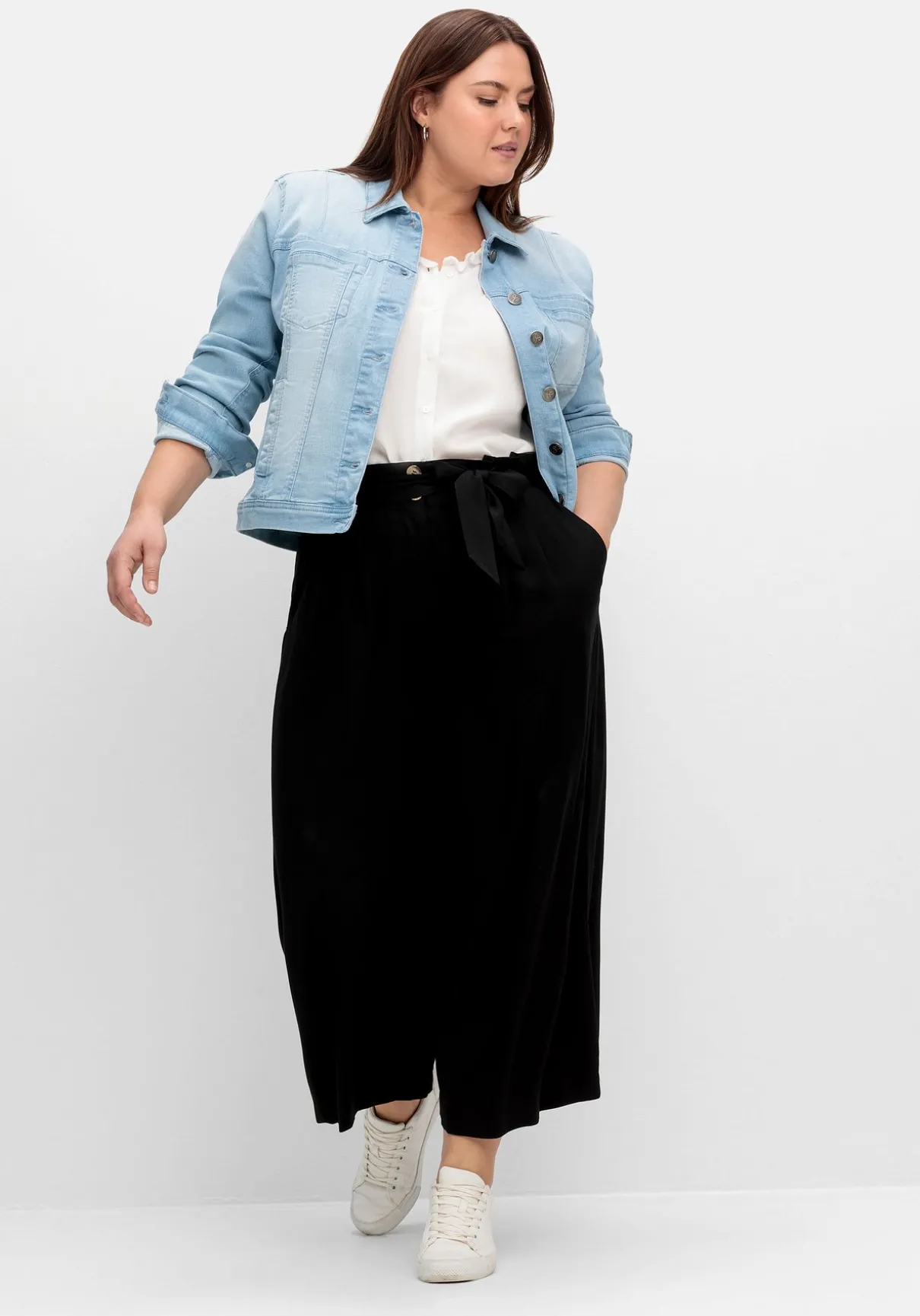 Bluse in ärmelloser Form mit Volants, aus Viskose