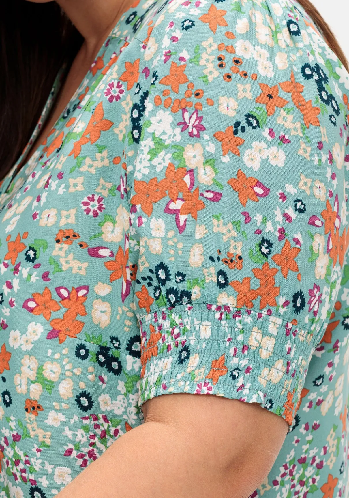 Bluse mit V-Ausschnitt und Allover-Blumenprint