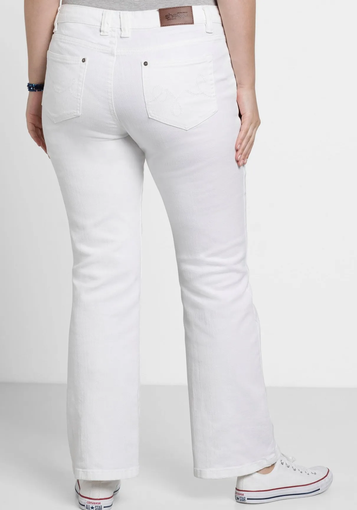 Bootcut-Jeans in 5-Pocket-Form, mit Used-Effekten