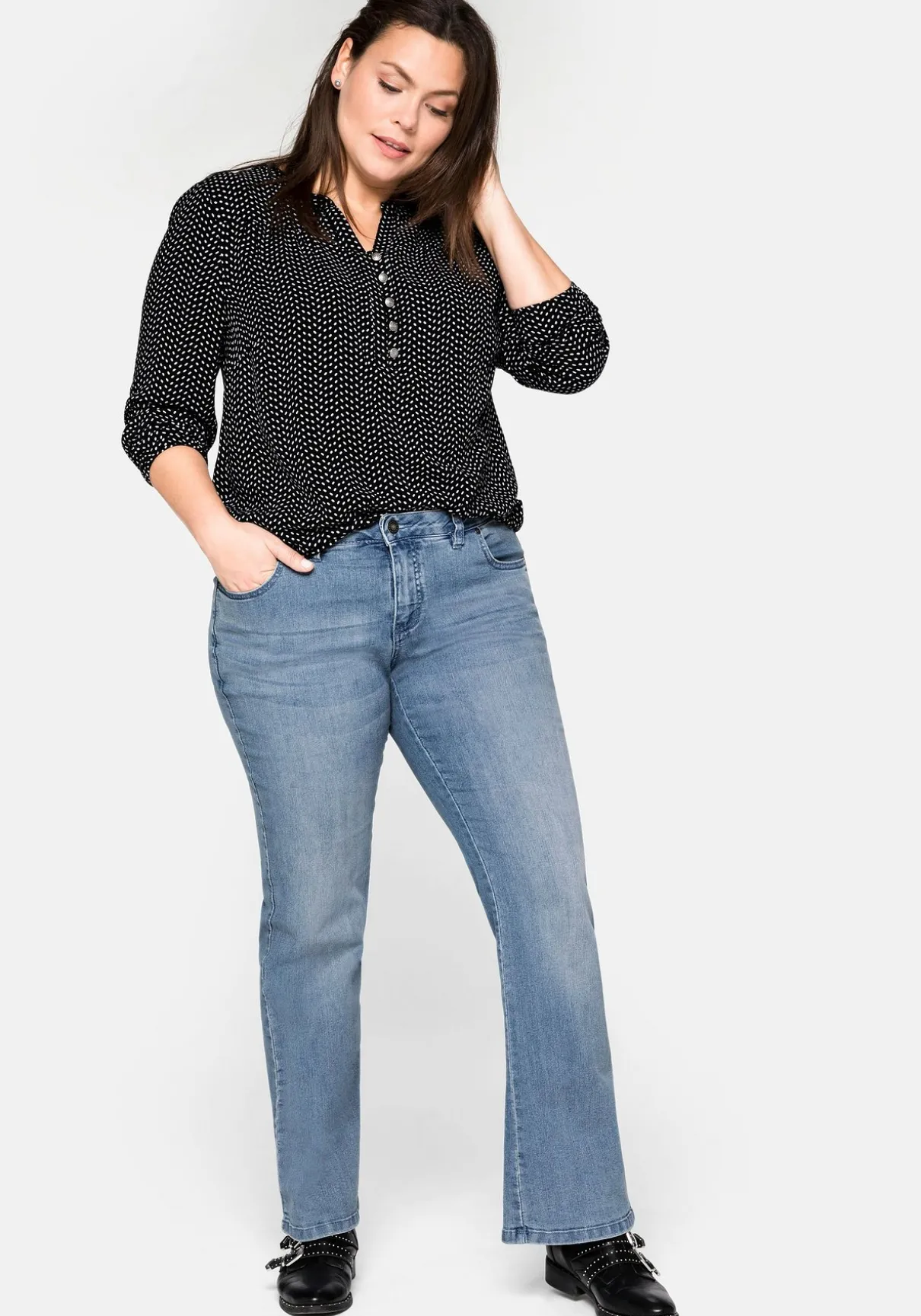 Bootcut-Jeans in 5-Pocket-Form, mit Used-Effekten