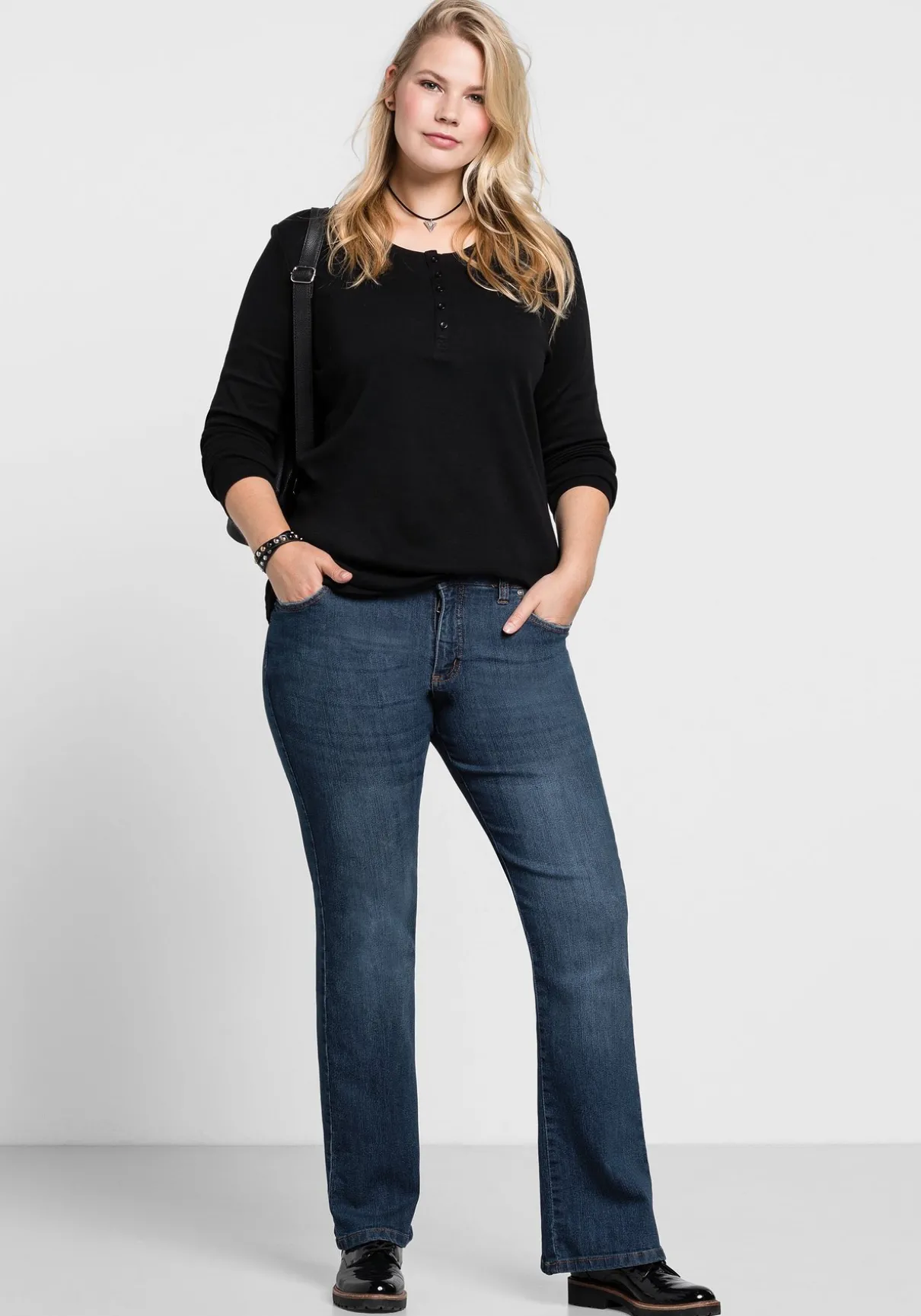 Bootcut-Jeans in 5-Pocket-Form, mit Used-Effekten