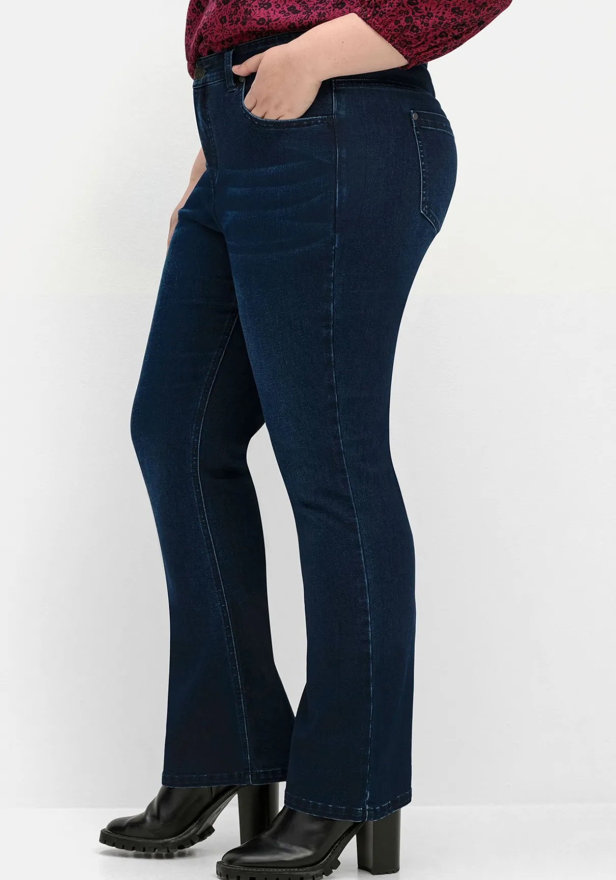 Bootcut-Jeans mit Catfaces und Shaping-Einsatz