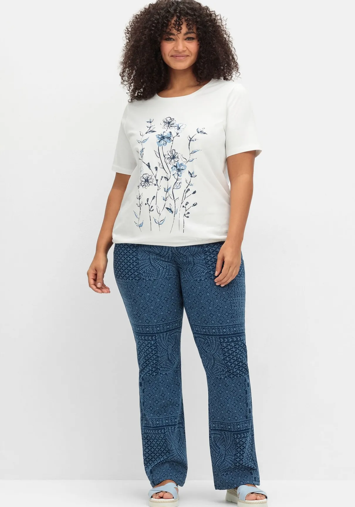 Bootcut-Jeans mit Lasercut-Allovermuster