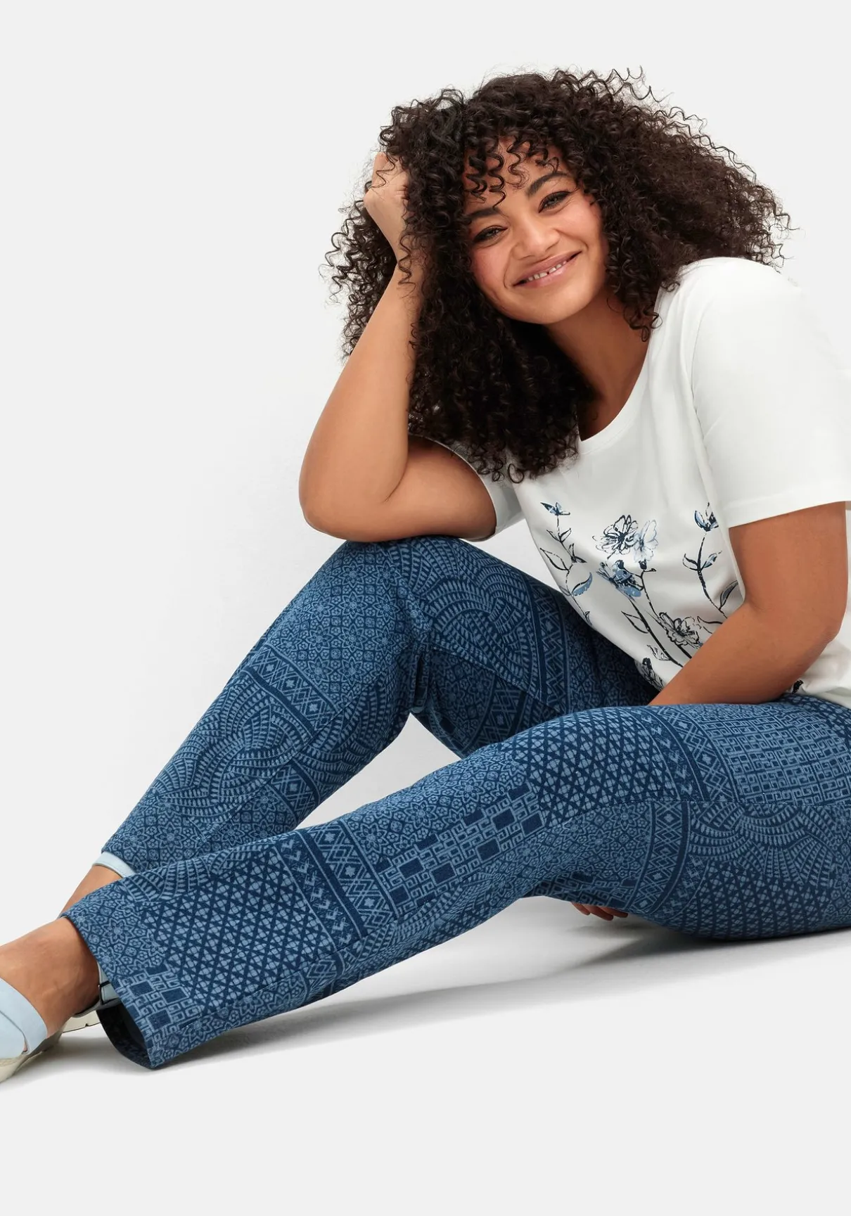 Bootcut-Jeans mit Lasercut-Allovermuster