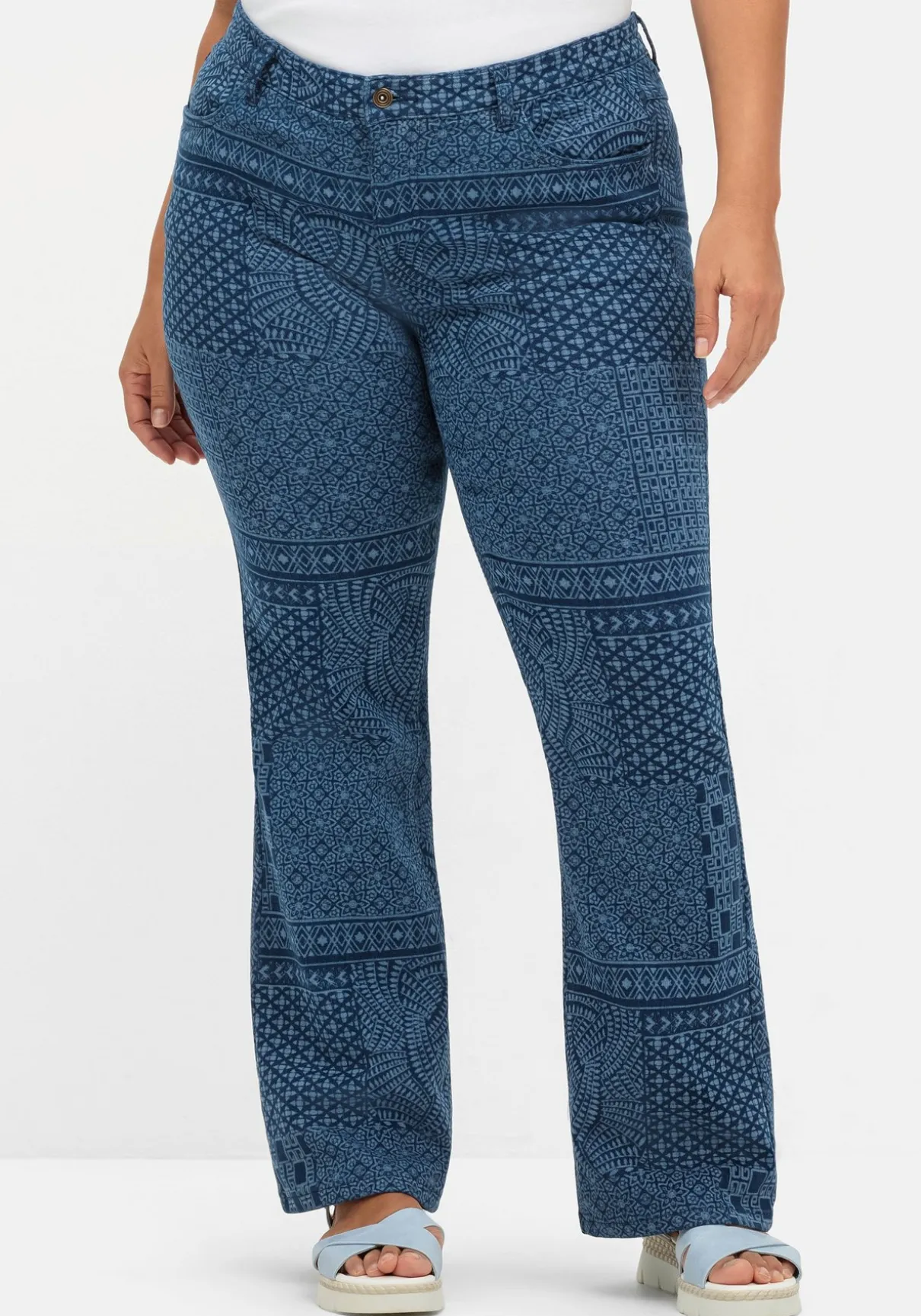 Bootcut-Jeans mit Lasercut-Allovermuster