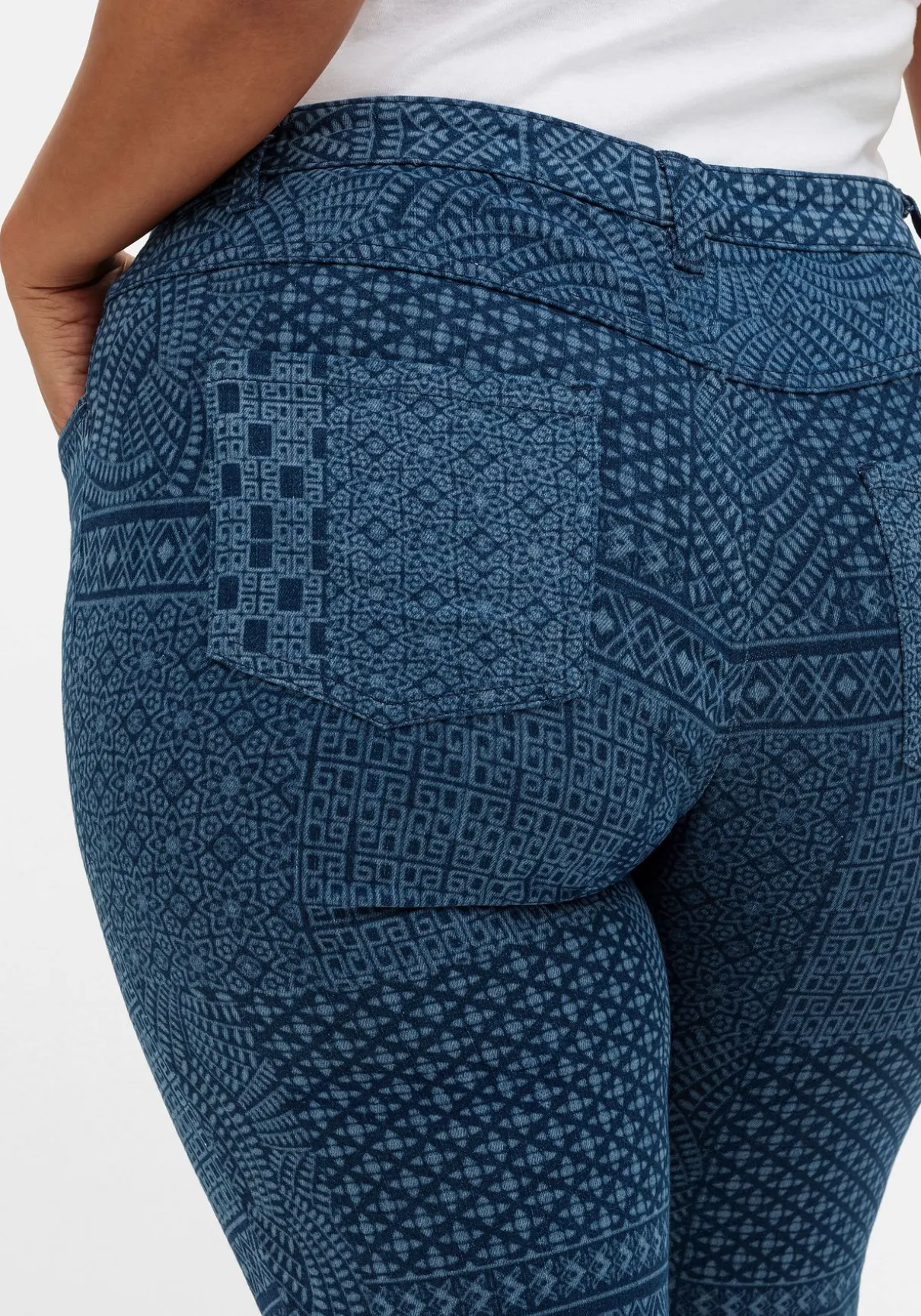 Bootcut-Jeans mit Lasercut-Allovermuster