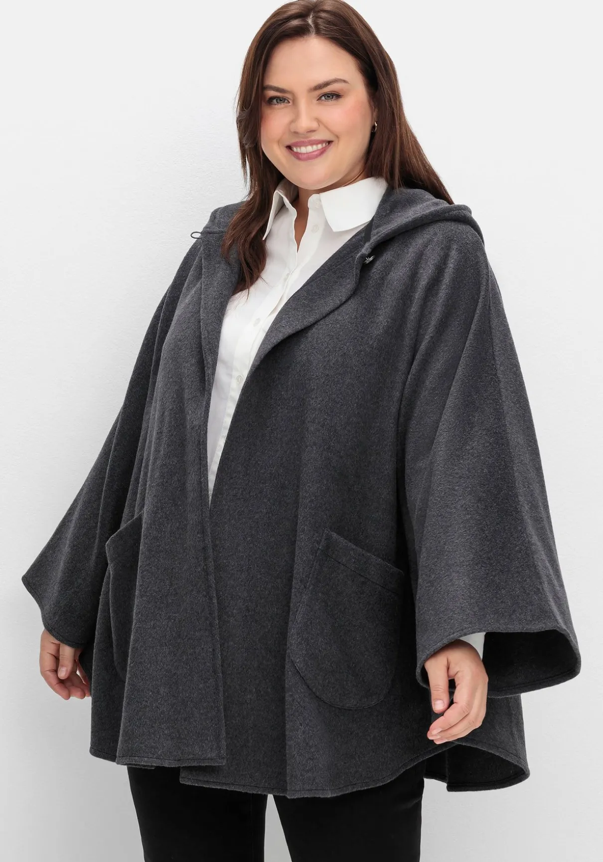 Cape mit Kapuze und 1-Knopf-Verschluss