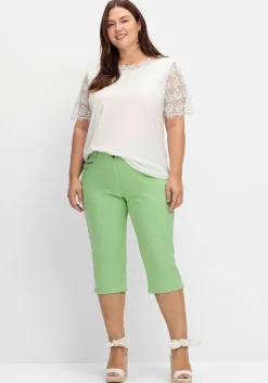 Caprijeans mit Teilgummibund und Glitzersteinen