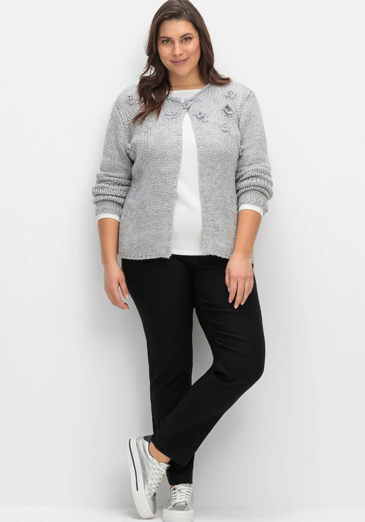 Cardigan mit Häkelblüten und Glitzergarn