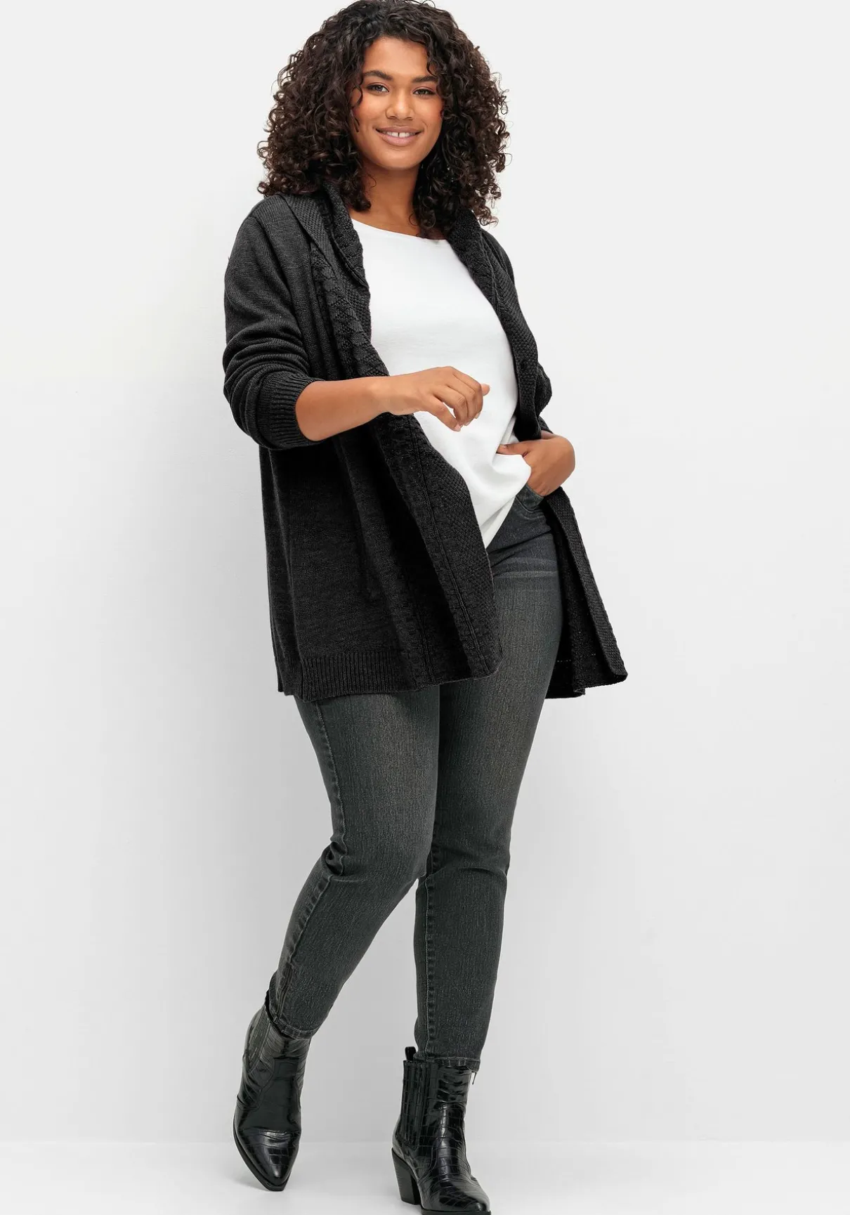 Cardigan mit Kapuze und Knopfverschluss