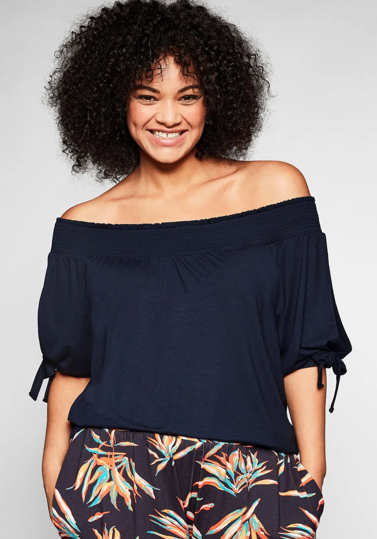 Carmenshirt mit Smokeinsatz und längerem Halbarm