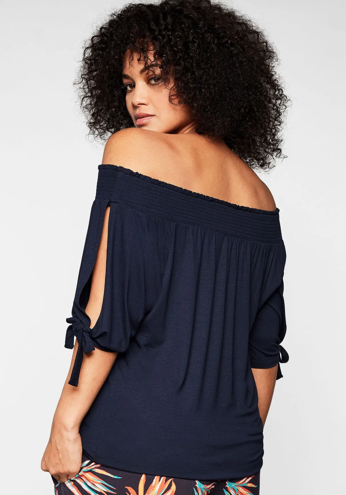 Carmenshirt mit Smokeinsatz und längerem Halbarm