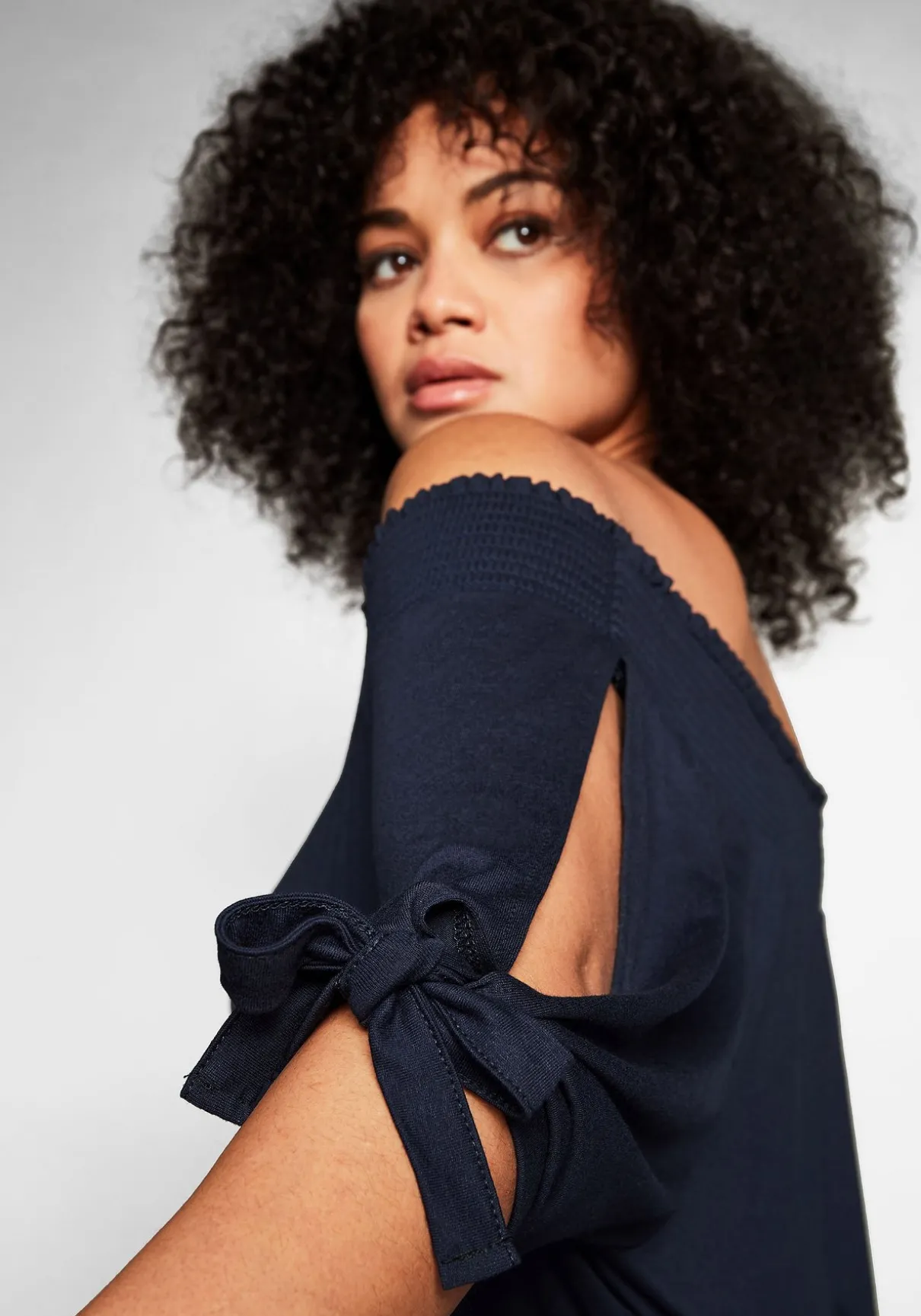 Carmenshirt mit Smokeinsatz und längerem Halbarm