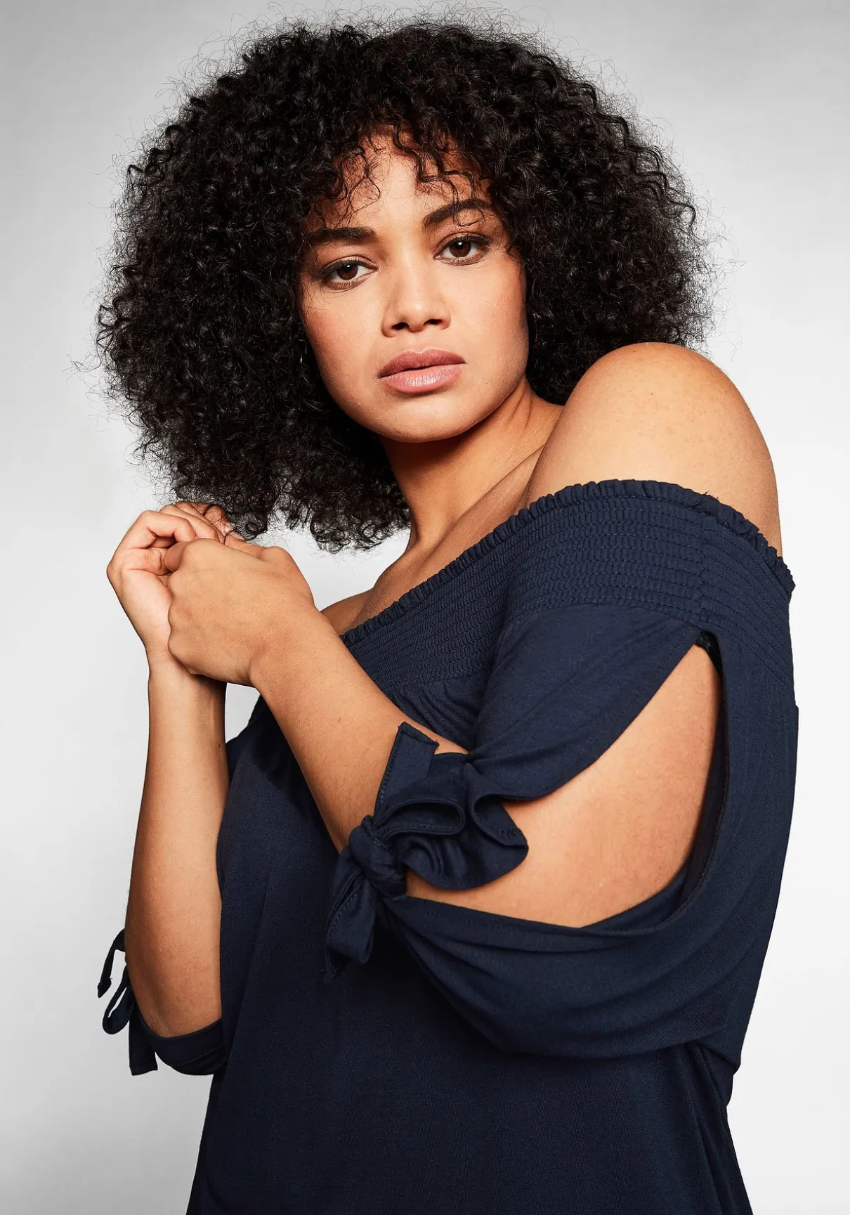 Carmenshirt mit Smokeinsatz und längerem Halbarm