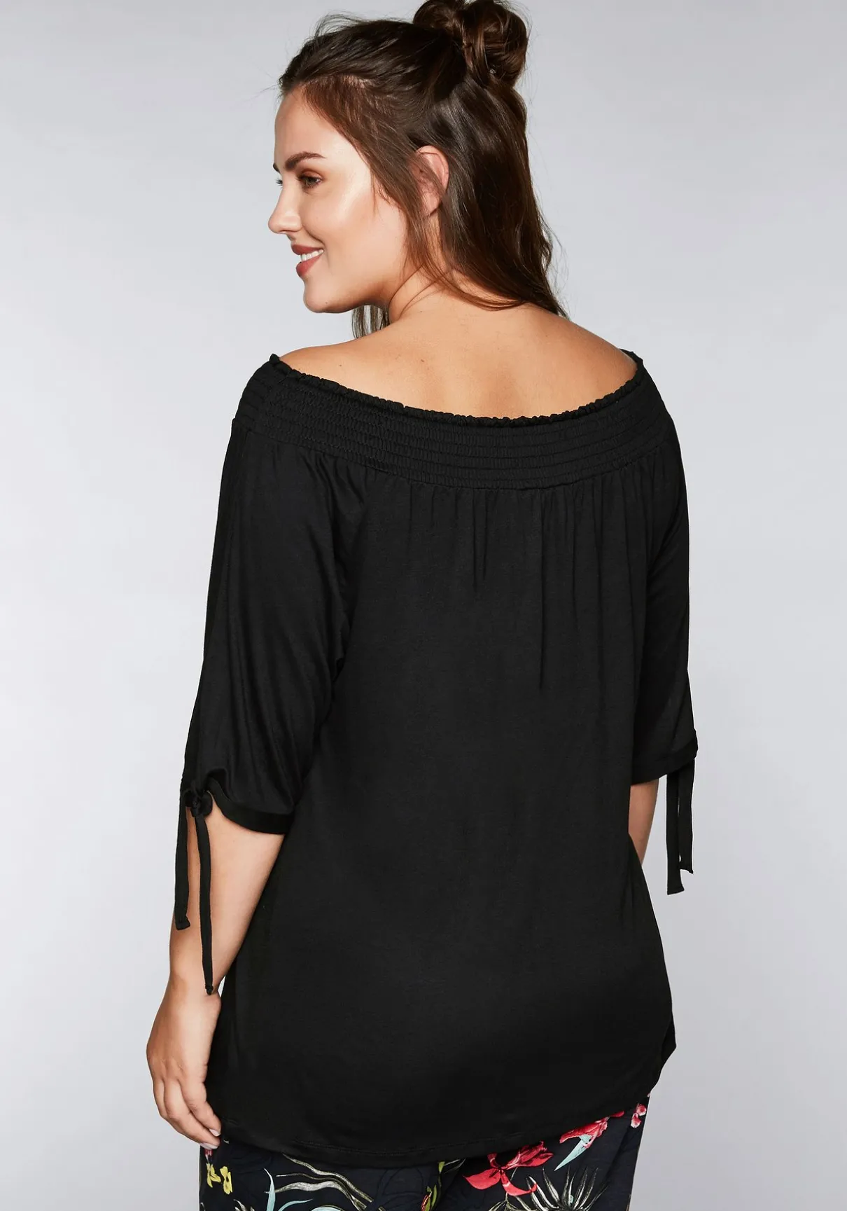 Carmenshirt mit Smokeinsatz und längerem Halbarm