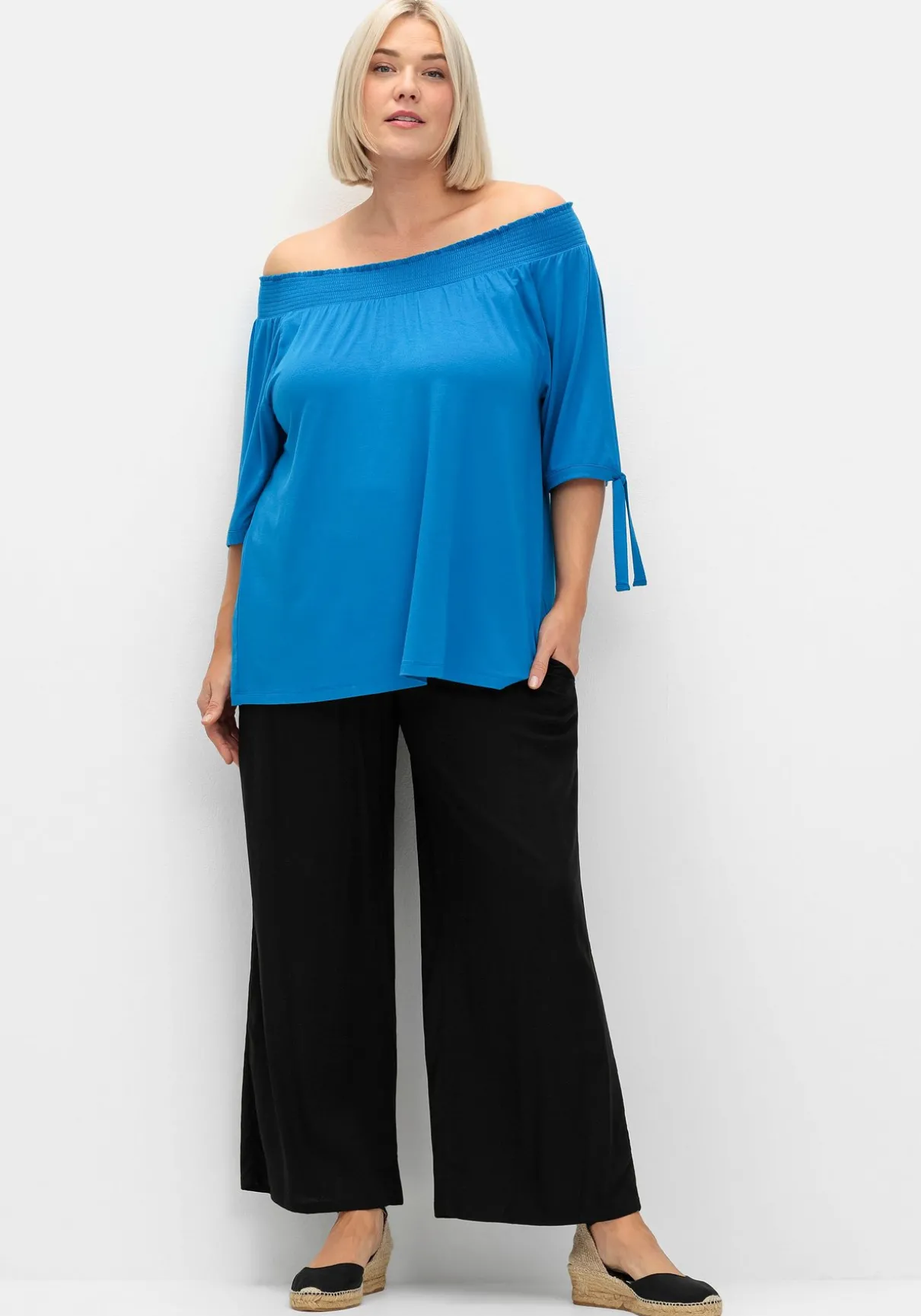 Carmenshirt mit Smokeinsatz und längerem Halbarm